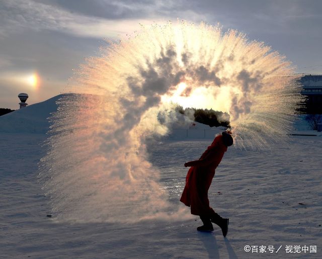 我国最北端的漠河有多冷?游客人人都可"人造雪"